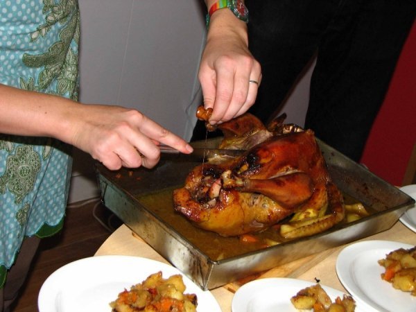 Анна Грицовник вчить як правильно розрізати печену птицю